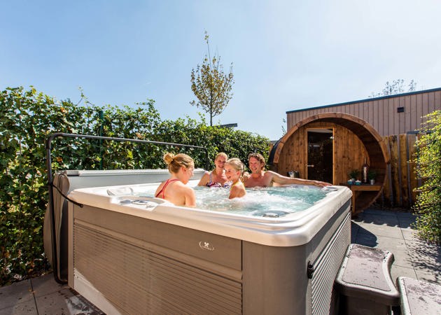 RVB Sauna En Spa En Buitendouche 1